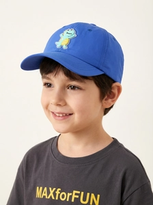 Blaue Kinder-Baseballkappe mit Cartoon-Dino-Patch, getragen von einem Kindermodel