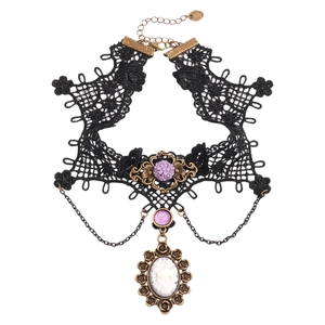Gothic Spitzen-Halsband mit lila Blume und ovalem Cameo-Anhänger im Vintage-Stil