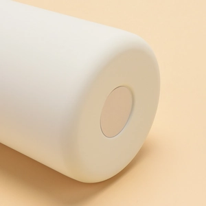 Gros plan sur la finition mate blanche et la base durable de la gourde en acier inoxydable