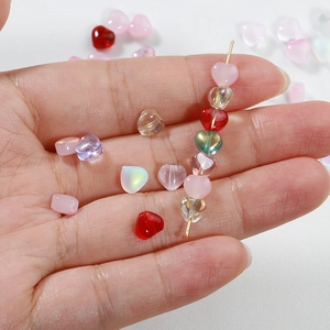 Détail macro de perles en verre colorées en forme de cœur pour bijoux faits main