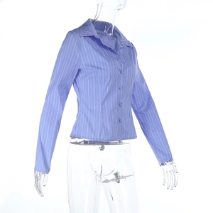 Dettaglio camicia a righe blu con sottili righe bianche e polsini ben rifiniti