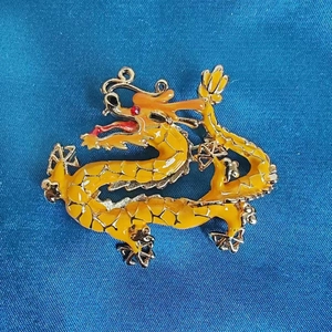 Exquisite Brosche im chinesischen Stil mit goldgelbem Emaille und feinen Schuppendetails