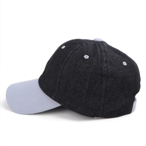 Gros plan des coutures contrastées et texture denim d'une casquette bicolore