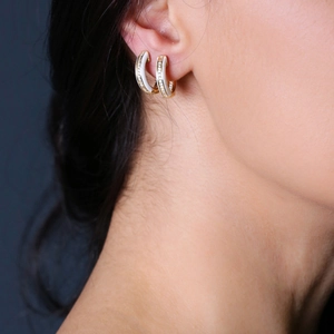 Eleganti orecchini a cerchio in argento S925 placcato oro con smalto bianco e diamanti