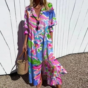 Detail van kleurrijke maxi-jurk met bloemenprint, knoopsluiting en lange mouwen