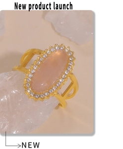 Dettaglio anello placcato oro 18K con pietra rosa ovale e castone in zirconi