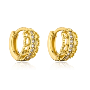 Dettaglio di orecchini a cerchio placcati oro 18K con zirconi e bordo perlato