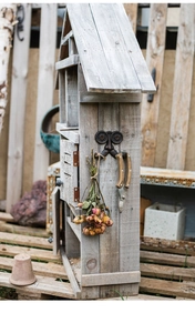 Detail van vintage gietijzeren wandhaak met rustieke afwerking op verweerd hout