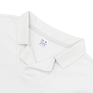 Primer plano del cuello de polo blanco tipo gofre que muestra costuras y textura de poliéster
