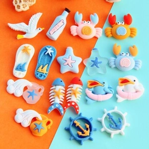 Dettaglio di accessori in resina a tema marino colorati con granchio e stella marina