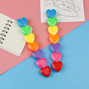 Evidenziatori impilabili a forma di cuore in 6 colori su sfondo colorato con taccuino