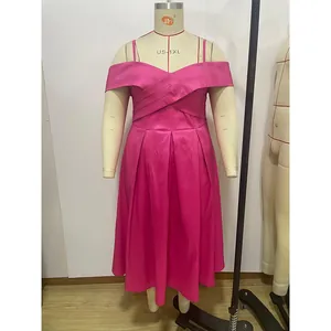 Détail de robe grande taille rose fuchsia avec bustier plissé croisé sur un mannequin