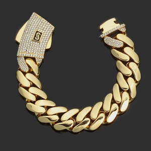 Dettaglio del bracciale hip hop a maglia cubana dorata con chiusura a lettera S e diamanti