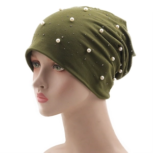 Bonnet plissé vert olive pour femme orné de strass brillants et perles élégantes