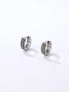 Vue détaillée de créoles en argent avec des pierres de zircone noires serties en pavé