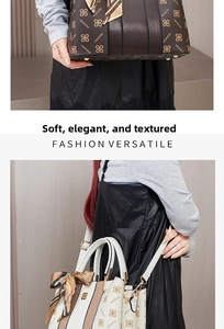 Dettaglio di borse tote con stampa floreale, foulard sui manici e tracolle a catena
