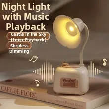 Dettaglio di lampada da notte LED vintage con altoparlante sopra dei libri