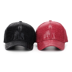 Détails des casquettes de baseball noir et rouge avec texture crocodile brillante