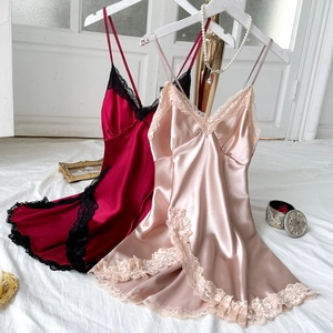 Ensemble de nuisettes en satin bordeaux et champagne avec dentelle et col en V