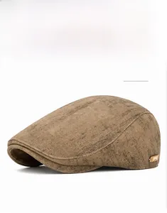 Détail de l'étiquette en cuir jamont et du tissu texturé de la casquette gavroche marron
