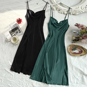 Abito sottoveste in raso con scollo a cappuccio e spacco in nero e verde smeraldo