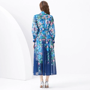 Vista posteriore del vestito lungo a fiori con maniche a lanterna e cintura blu navy