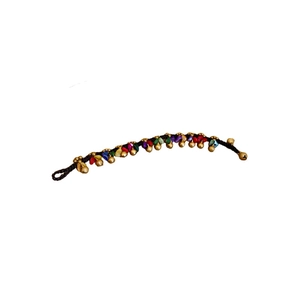 Bracelet ethnique avec cordon noir perles colorées et cloches dorées sur fond blanc