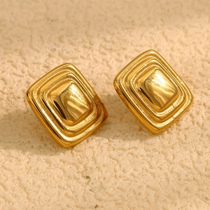 Macro di orecchini quadrati in acciaio inossidabile placcato oro 18K su pietra