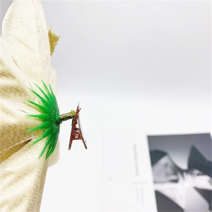 Dettaglio della clip a coccodrillo argento con tessuto glitterato per decorazioni natalizie