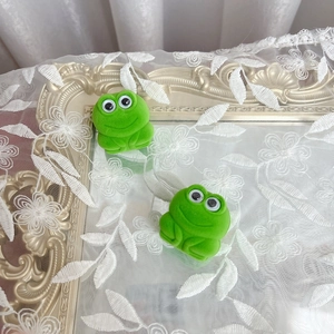 Creative green velvet frog-shaped jewelry box for rings and necklaces gift packaging