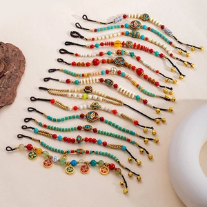 Détail de 15 bracelets ethniques en perles avec turquoise et cloches en cuivre vintage