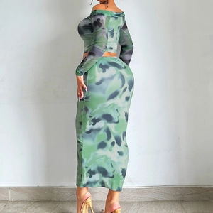 Vista laterale del completo da donna con top a spalle scoperte e gonna midi verde astratta