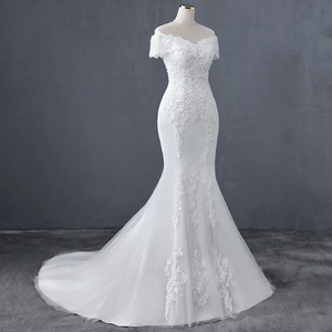 Elegantes schulterfreies weißes Meerjungfrau-Brautkleid mit Spitze und langer Schleppe