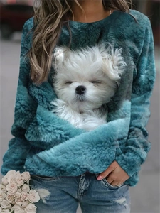 Détail d'un sweat bleu canard avec imprimé chien 3D réaliste et texture effet fourrure