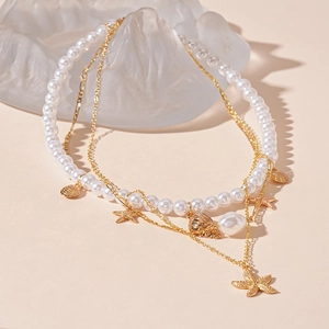 Collana a tre strati a tema marino con ciondoli a stella marina e perle bianche