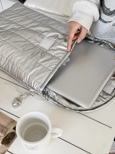 Gesteppte silberne Laptoptasche aus Puffy-Baumwolle im minimalistischen Design
