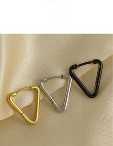 Set di 3 orecchini a triangolo in acciaio al titanio color oro, argento e nero