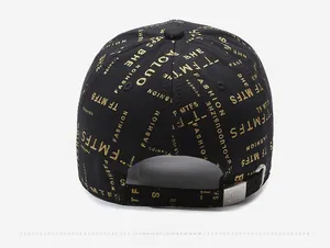 Détail de la casquette noire montrant la boucle métallique réglable et les lettres dorées