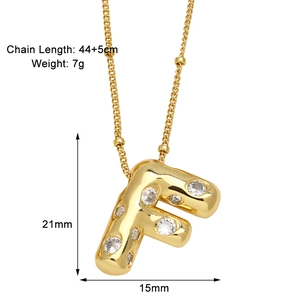 Détail du collier pendentif lettre F dorée avec chaîne de 44+5cm et un poids total de 7g