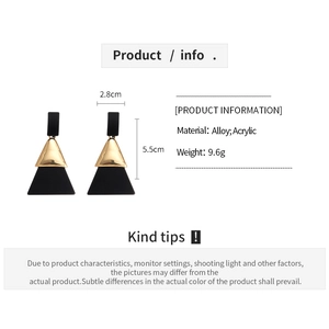 Détails des dimensions et matériaux des boucles d'oreilles triangles géométriques