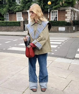 Photo street style d'une veste à carreaux vintage avec empiècements kaki et un jean