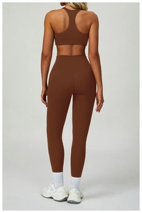 Dettaglio del set yoga marrone senza cuciture con reggiseno sportivo e leggings a vita alta