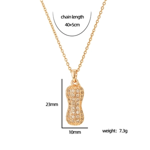 Collier pendentif cacahuète doré avec perles et zircons montrant les dimensions et le poids