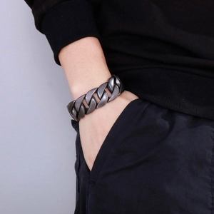 Gros plan d'un large bracelet gourmette noir en acier inoxydable 304 pour hommes au poignet