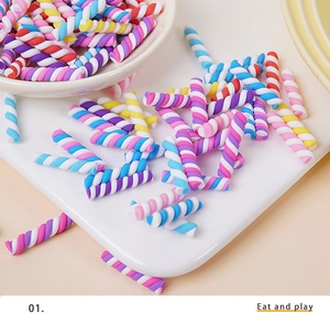 Vue macro de guimauves spirales en argile colorée pour décoration de gâteaux DIY