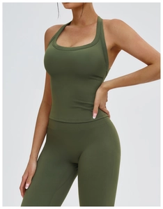 Dettaglio del set da yoga verde oliva con top incrociato a Y e leggings sportivi coordinati