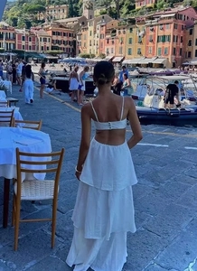 Détail d'une robe blanche dos nu à volants avec dentelle et texture en coton lin
