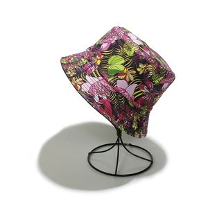 Détail de l'imprimé floral tropical sur un chapeau bob d'été avec coutures soignées