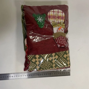 Détail d'un sac cadeau de Noël en toile avec bonhomme de neige montrant la largeur de 22,5 cm