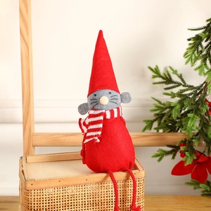 Décoration de souris de Noël en peluche avec chapeau rouge et écharpe dans un panier